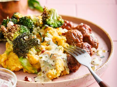 Zoete-aardappelpuree met groenteballetjes en mosterdsaus
