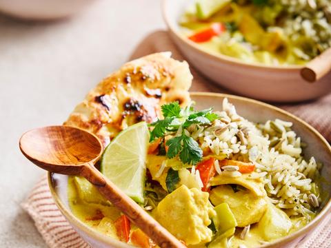 Curry met veggie ‘kipstuckjes’, notenrijst en naanbrood