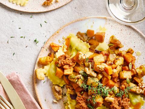 Lauwe raviolisalade met gebakken herfstgroenten 