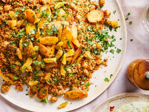Rode couscous met spiegelei
