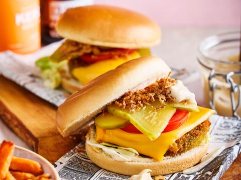 Veggieburger met groentefrietjes en truffelmayonaise 