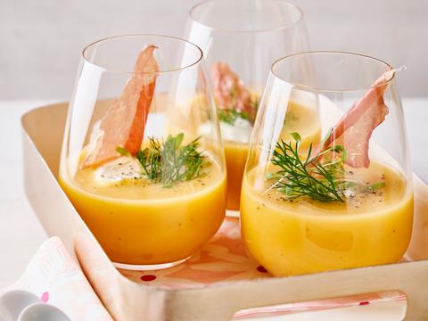 Feestelijk pompoensoepje in een glaasje