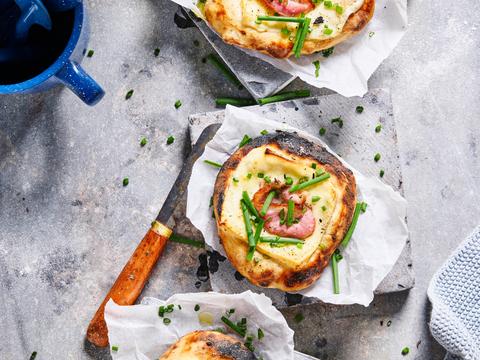 Raclettepizza_s met spek en bieslook