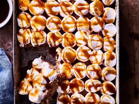 Carrot cake-plaattaart met marshmallows en gezouten karamel