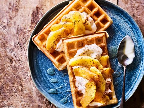 Kaneelwafels met appel, honing en slagroom