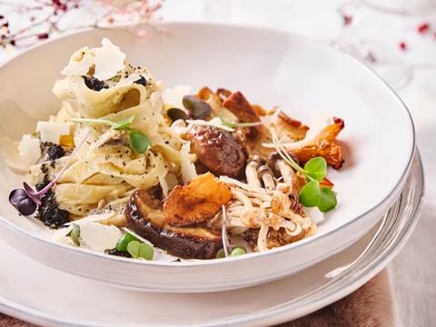 Pasta met champignonsaus en spekjes