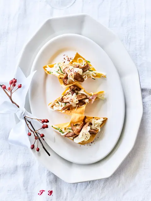 Minitaco’s met gelakte eend en een koolrabislaatje