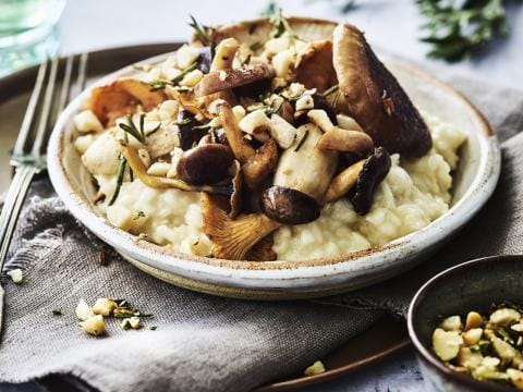 Risotto met boschampignons en rozemarijn-amandelcrunch