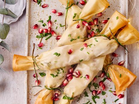 Kerstcrackers met feta en granaatappel