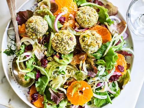 Salade met feta-balletjes, mandarijn en veenbessen