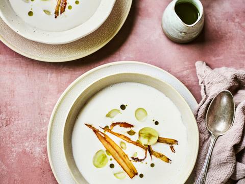 Ajo blanco met gekaramelliseerde witloofreepjes en prei-salieolie