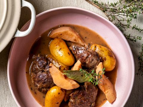 Varkensstoofpotje met kweepeer, krieltjes en cider
