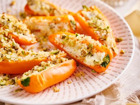 Gevulde minipuntpaprika’s met geitenkaas en krokant pistachekorstje
