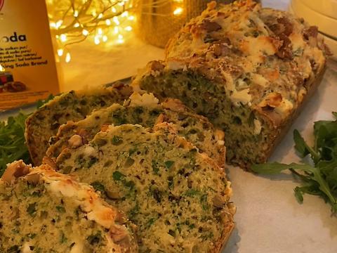 Hartige cake met rucola en walnoten