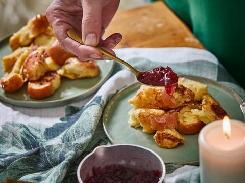 Kaiserschmarren van briochebrood met veenbessencompote