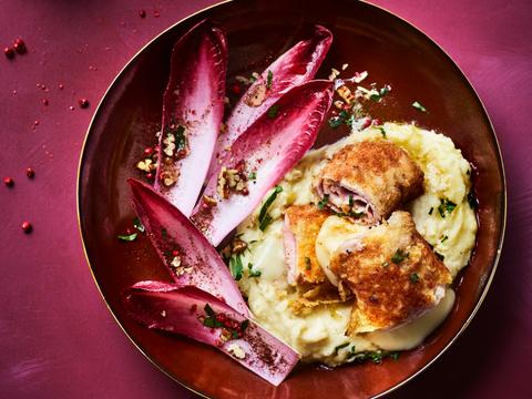 Cordon bleu met smeuïge aardappelpuree en roodlofsalade 