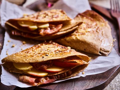 Quesadilla met oude kaas, spek en appel 
