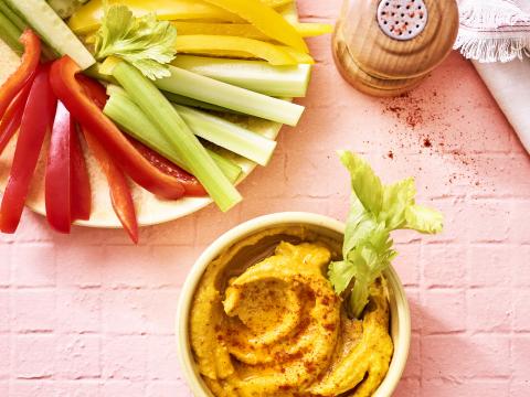 Wortelhummus met groentestengels