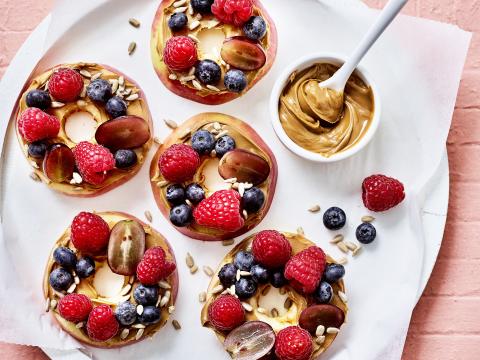 Appelplakjes met pindakaas en vers fruit