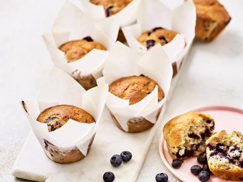Bananenbroodmuffins met blauwe bessen 