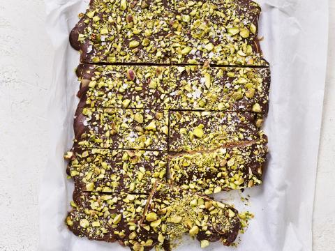 Dadelrepen met pure chocolade en pistache