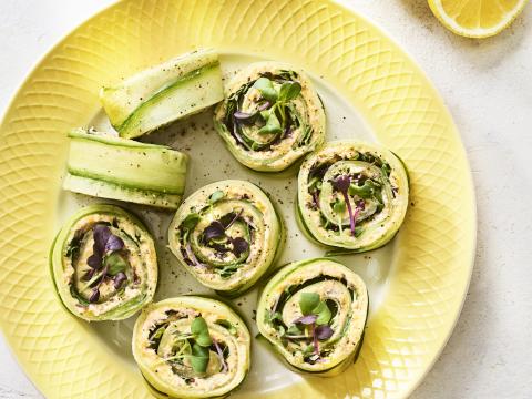 Komkommerwieltjes met pompoen-makreeldip