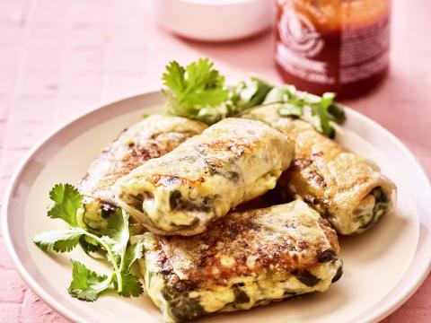 Krokante springrolls met ei en spinazie