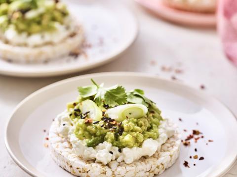 Rijstcrackers met cottage cheese en avocado