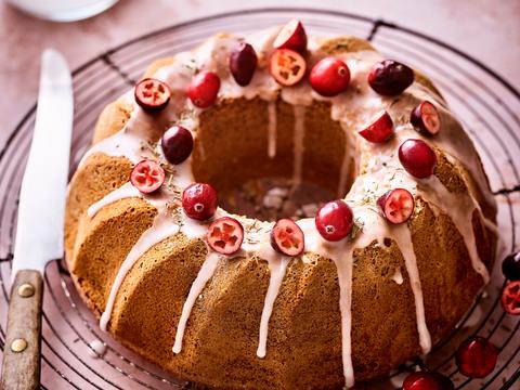 Tulbandcake met gedroogde cranberry’s en sinaasappel-tijmglazuur