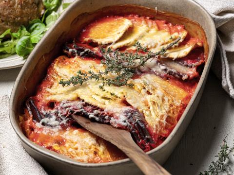 Tian van rode biet, pastinaak en zoete aardappel met kipgehaktbrood