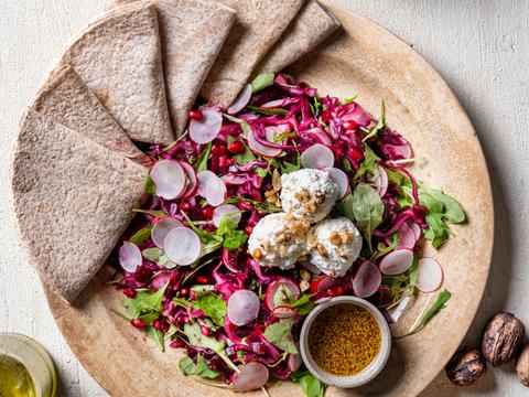 Winterse rodekoolsalade met mandarijnvinaigrette