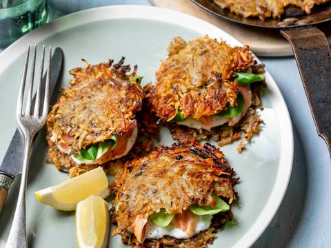 Aardpeer-aardappel­koekjes met zalm