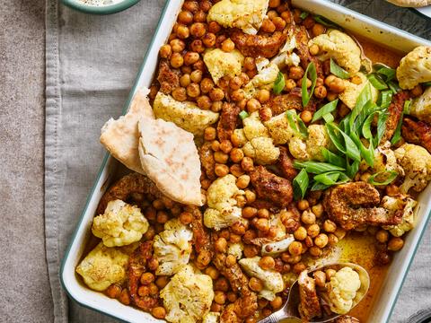Pita op de bakplaat met krokante kikkererwten en bloemkool