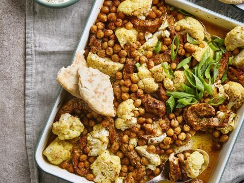 Pita op de bakplaat met krokante kikkererwten en bloemkool