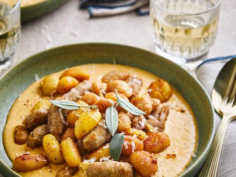 Krokante gnocchi in pompoensaus met worstjesvlees en witte bonen