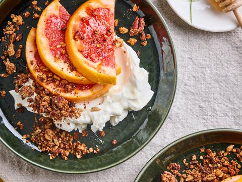 Gegrilde pompelmoes met yoghurt en pecannotengranola