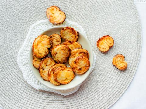 Krokante bladerdeegkoekjes (palmiers)