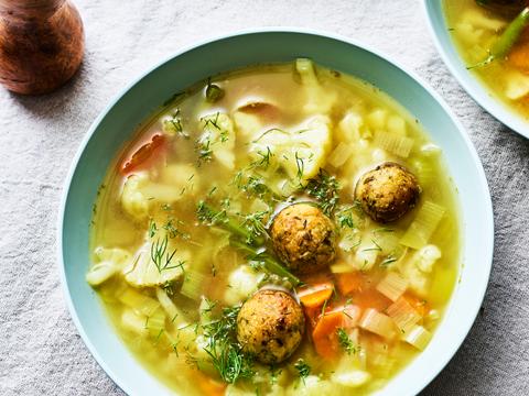 Heldere groentesoep met zalmballetjes
