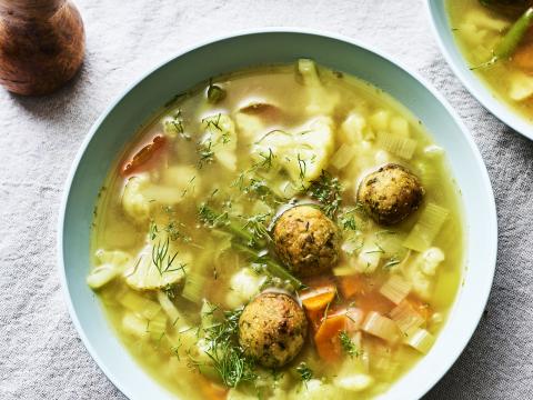 Heldere groentesoep met zalmballetjes