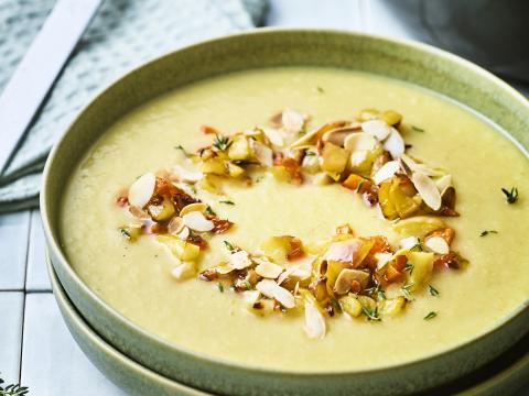 Pastinaaksoep met gebakken appel en amandel