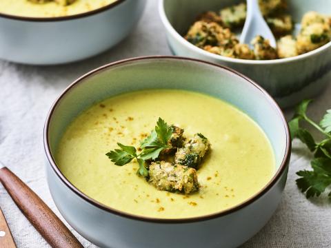 Prei-kerriesoep met gebakken mosselen