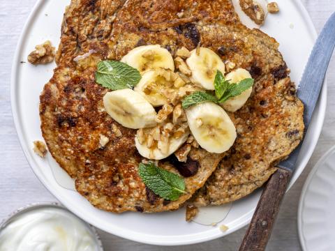 Banaan-havermoutpannenkoekjes met chocolade en nootjes