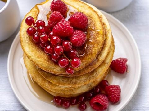 Fluffy vanillepannenkoekjes met rood fruit