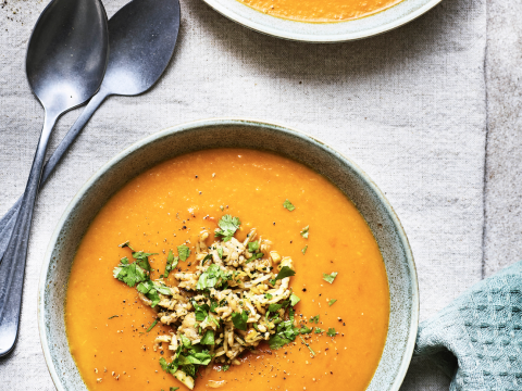 Tomatensoep met kipgehakt, ­gebakken rijst en pindanoten