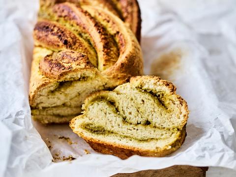 Briochevlechtbrood met pesto