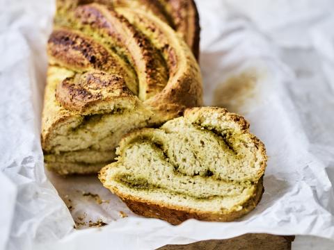 Briochevlechtbrood met pesto