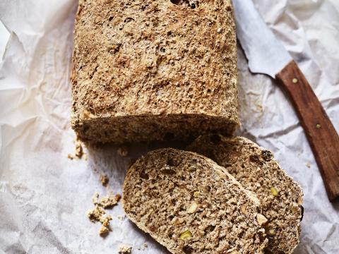 Volkorenbrood met noten en rozijnen