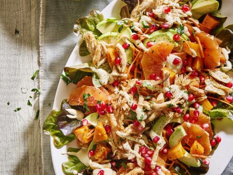 Salade van geroosterde pompoen met wortel, bloedsinaasappel en kip