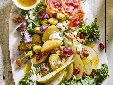 Boerenkoolsalade met spruitjes, peer en pancetta