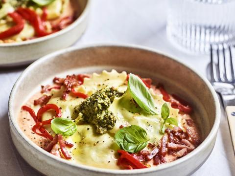 Gnocchi met tomaat, burrata en pesto